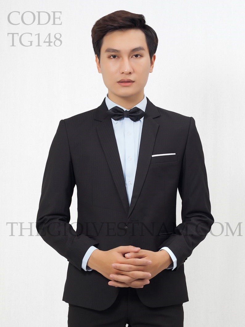 Vest đen cùng áo sơ mi trắng